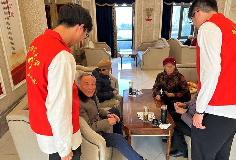 “青衿之志 實(shí)踐篤行”實(shí)踐隊(duì)體育科學(xué)學(xué)院學(xué)院寒假社會(huì)實(shí)踐——暖心冬日行，情滿敬