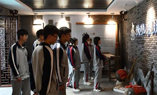 濟(jì)寧市第二中學(xué)社會(huì)實(shí)踐基地舉行掛牌儀式并開展大流店村史館參觀活動(dòng)